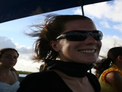Cheveux au vent sur le bateau