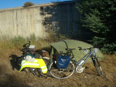 Un bivouac entre la voie ferrée et l'autoroute