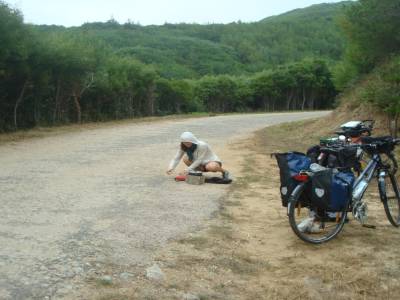 Petit déj sur le bord de la route : on a trop la dalle ! Et ici, c'est l'endroit le plus abrité du vent.