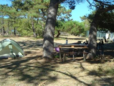 Notre emplacement au camping : sans voisin et avec une table svp !!!