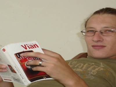 Fred en pleine lecture philosophique 