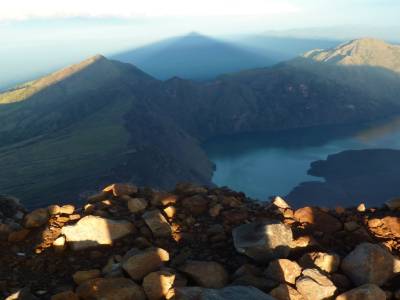 Derriere le soleil, devant l'ombre  du sommet (3726m)
