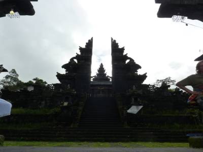 Le plus haut (1000m) des puras du temple de Besakih