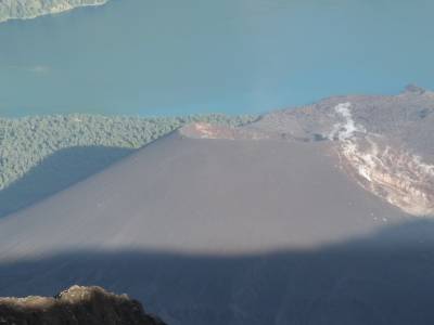 Le petit volcan actif au milieu du vieux cratere