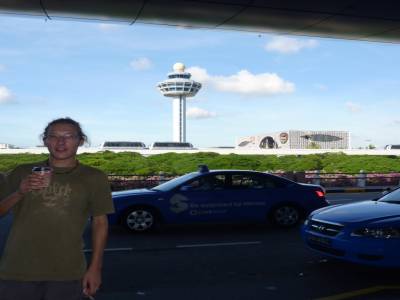 La fameuse tour de controle du Changi airport, son tramway qui relie les 3 terminaux, ses taxis et Fred avec son kopy