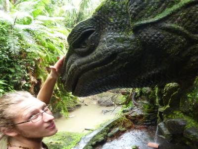 Fred et le fameux dragon de comodo (en statue)