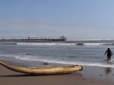 Huanchaco- bateau de peche en roseau (totora) et surfeuse