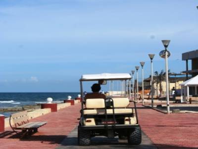 La voiturette de golf... bien pratique pour de rendre de la plage a l'hotel et vice versa