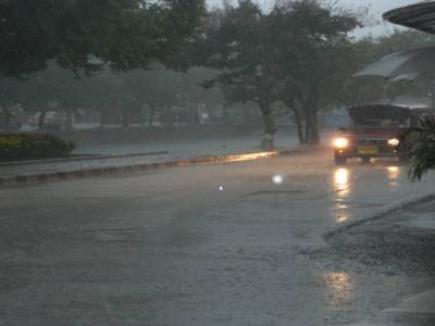 Prisonnier par la pluie dans un fast food