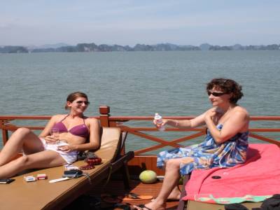 Sur le pont du bateau a la baie d halong