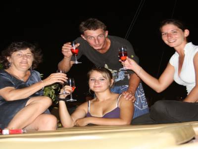 Tous avec un bon verre de champagne!