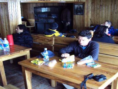 Repos et repas dans le refuge