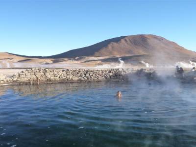 Baignade dans l'eau chauffee des geysers