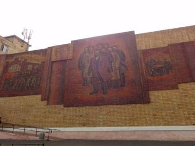 Mur de propagande place de la gare à Krasnoïarsk