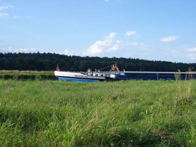 Péniche sur le canal qui longe l'Oder