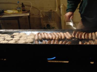 Sean s'occupe du barbecue (chameau, émeu et kangourou)