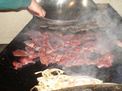 Sean s'occupe du barbecue (chameau, émeu et kangourou)