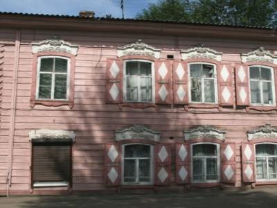 Maison en bois sculpte