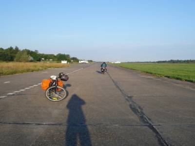 La chemin continue sur une piste d'aérodrome !