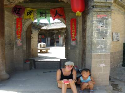 Village troglodyte de LIJIASHAN, avec le petit garcon de 5 ans de la famille, ne demandez pas son nom, impossible a retenir, comme tous d ailleurs!!!