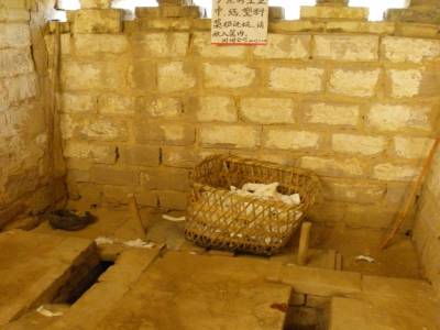Village troglodyte de LIJIASHAN, les toilettes, mais le pire c est l odeur et les asticots qui grouillent au fond des trous!