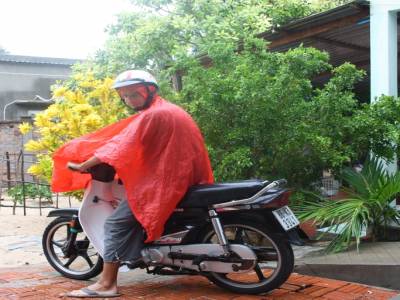 Alex en mode sous la pluie au Vietnam...