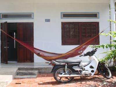 Petite sieste devant la maison