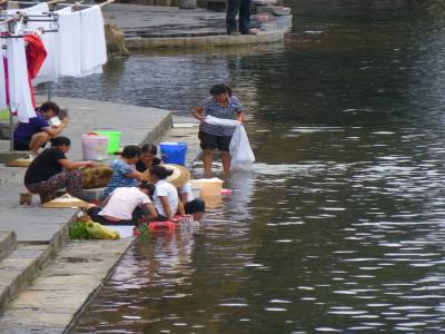 Les femmes lavent leur linge dans la rivier