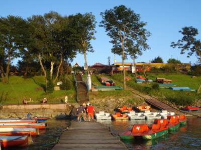 Le ponton du camping par une belle soirée estivale