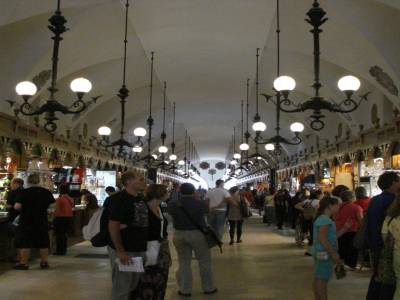 La halle aux draps, qui sert maintenant de vente de souvenirs