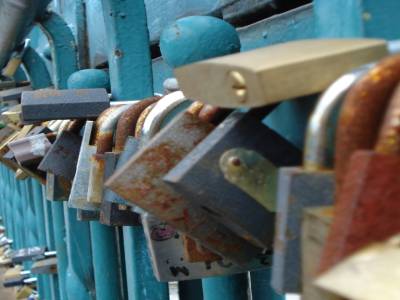 Zoom sur les cadenas du pont