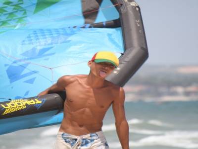pas de tout repos le boulot de beach boy!