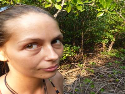 Jess un peu flippee des eventuels croco de mer qu'on pourrait croiser dans la mangrove