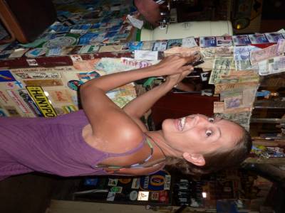 Don de 1 000 roupie Indienne au plus vieux bar Australien