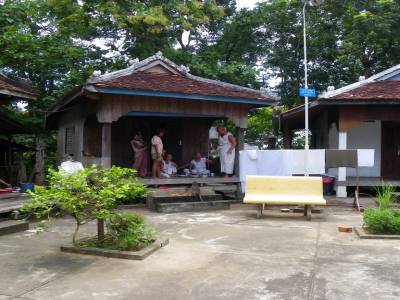 femmes moine qui vivent au temple