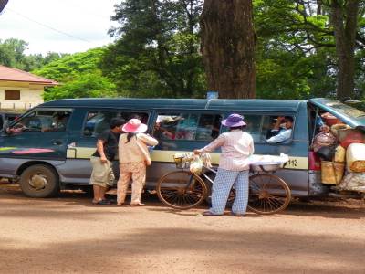 le minibus blinde,  vu de l exterieur