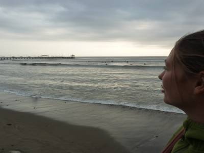 Jess matant les surfeurs de Huanchacao
