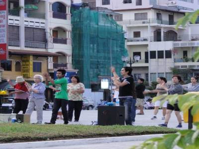 Cours de gym sur la croisette locale