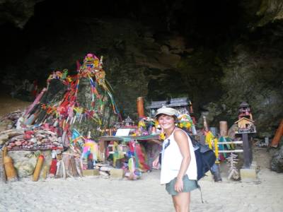Petit temple anodin au milieu d une grotte, sauf qu a y regarder de plus pres, on voit bien qu ici on ne voue pas un culte a bouddha..... Voyez plutot la photo suivante!!!!!!