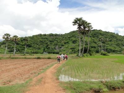 La coline où se situe la grotte de Phnom Chhnork