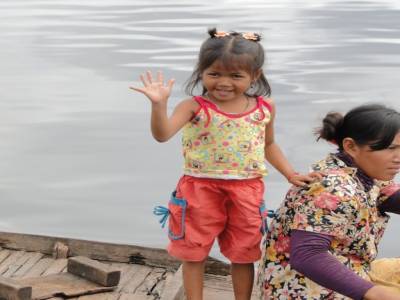 Les enfants font tous signent en criant 'hello'