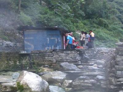 hot spring ( bains naturels d'eau chaude) à Jhinu