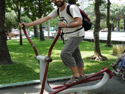 Salle de fitness en plain air, le long d'un parc.