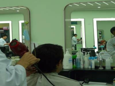 yo en train de se faire coupe les tiffs.