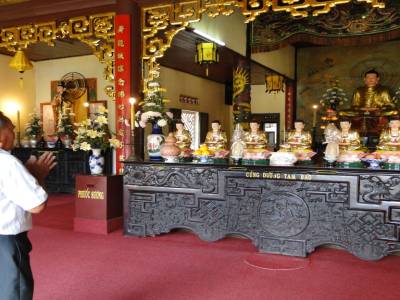 Visite d'une pagode ou les gens prient.