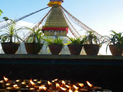 le soir, toutes les bougies sont allumees autour de la stupa