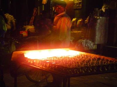 les bougies qui s allument le soir autour de la stupa