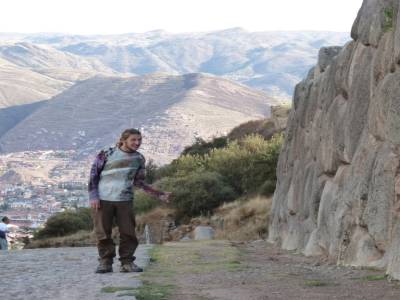 Fred, si petit a coté du mur Inca