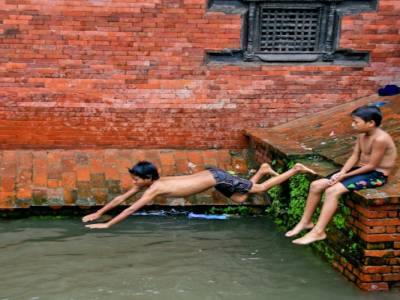 Petite baignade en plein centre Patan