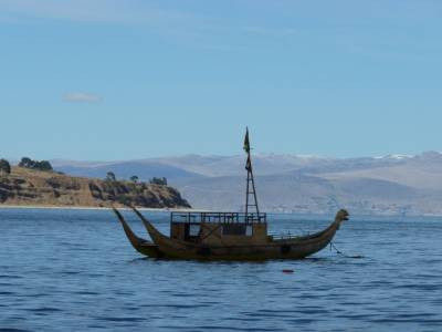 Le Titicaca et  un bel exemple de bateau typique !